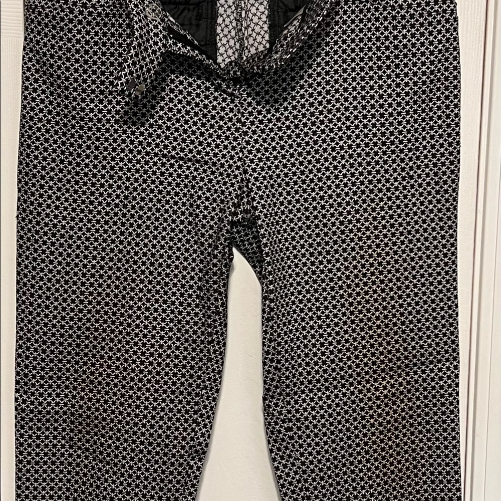 Black and white capris with stretch extensible